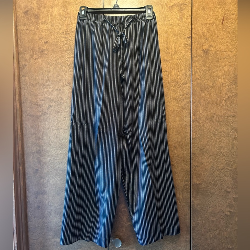 Vintage Blue wide leg casual dress pant. Size M excellent condition.